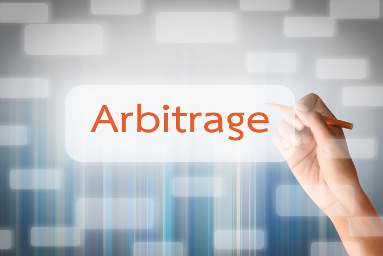 آربیتراژ (Arbitrage) چیست و چگونه می‌توان با استفاده از آن کسب سود کرد؟