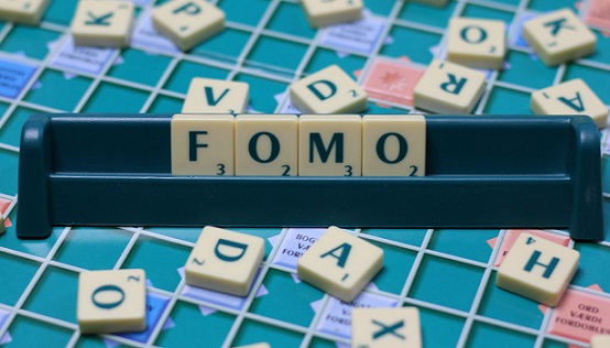 فومو FOMO یا ترس از دست دادن در معاملات چیست؟